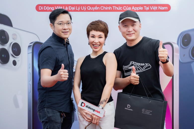 Nữ ca sĩ Uyên Linh vô cùng hào hứng khi Trade in iPhone 13 Pro Max tại Di Động Việt