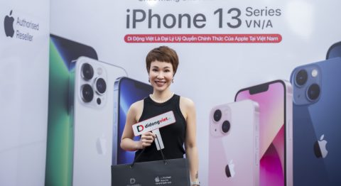 Nữ ca sĩ Uyên Linh vô cùng hào hứng khi Trade in iPhone 13 Pro Max tại Di Động Việt