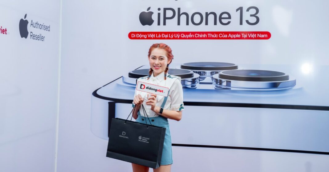 Tiktoker Việt Phương Thoa ghé thăm Di Động Việt lên đời iPhone 13 Pro Max