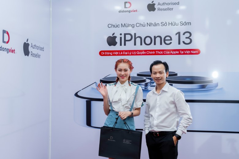 Tiktoker Việt Phương Thoa ghé thăm Di Động Việt lên đời iPhone 13 Pro Max