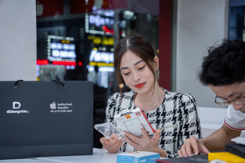 Á hậu Phương Nga cực xinh đẹp bên iPhone 13 Pro Max tại Di Động Việt