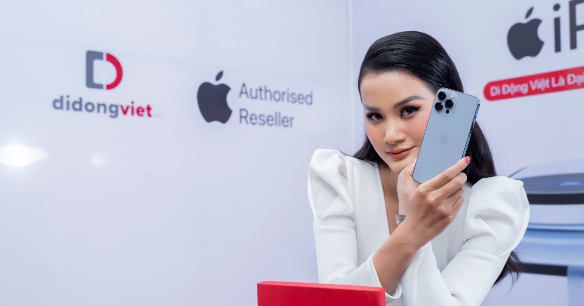 Siêu mẫu Hương Ly đọ dáng cùng iPhone 13 Pro Max tại Di Động Việt