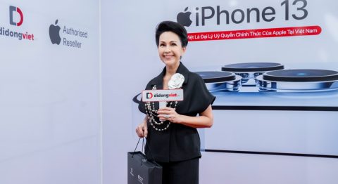 "Nữ hoàng ảnh lịch" Diễm My 6x ghé thăm Di Động Việt để lên đời iPhone 13 Pro Max