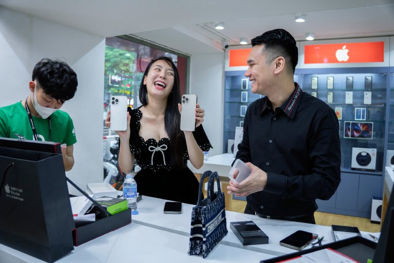Ca sĩ Khắc Việt tiếp tục chọn Di Động Việt để lên đời iPhone 13 Pro Max mới