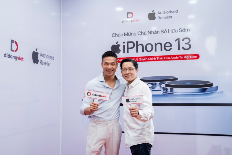 Trương Thế Vinh vô cùng ưng ý khi trên tay iPhone 13 Pro Max tại Di Động Việt