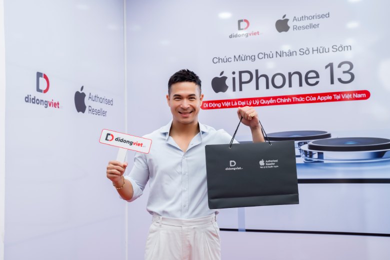 Trương Thế Vinh vô cùng ưng ý khi trên tay iPhone 13 Pro Max tại Di Động Việt