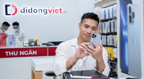 Trương Thế Vinh vô cùng ưng ý khi trên tay iPhone 13 Pro Max tại Di Động Việt