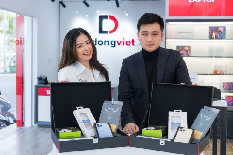 Ca sĩ Dương Hoàng Yến cùng bạn trai Vũ Hà Anh ghé thăm hệ thống Di Động Việt để lên đời iPhone 13 Pro Max