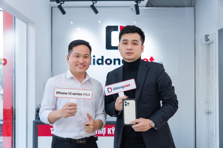 Ca sĩ Dương Hoàng Yến cùng bạn trai Vũ Hà Anh ghé thăm hệ thống Di Động Việt để lên đời iPhone 13 Pro Max