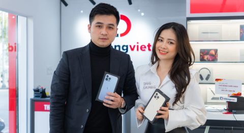 Ca sĩ Dương Hoàng Yến cùng bạn trai Vũ Hà Anh ghé thăm hệ thống Di Động Việt để lên đời iPhone 13 Pro Max Ca sĩ Dương Hoàng Yến cùng bạn trai Vũ Hà Anh ghé thăm hệ thống Di Động Việt để lên đời iPhone 13 Pro Max
