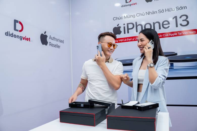 Ca sĩ Hoàng Bách cùng vợ tiếp tục lên đời iPhone 13 Pro Max tại Di Động Việt