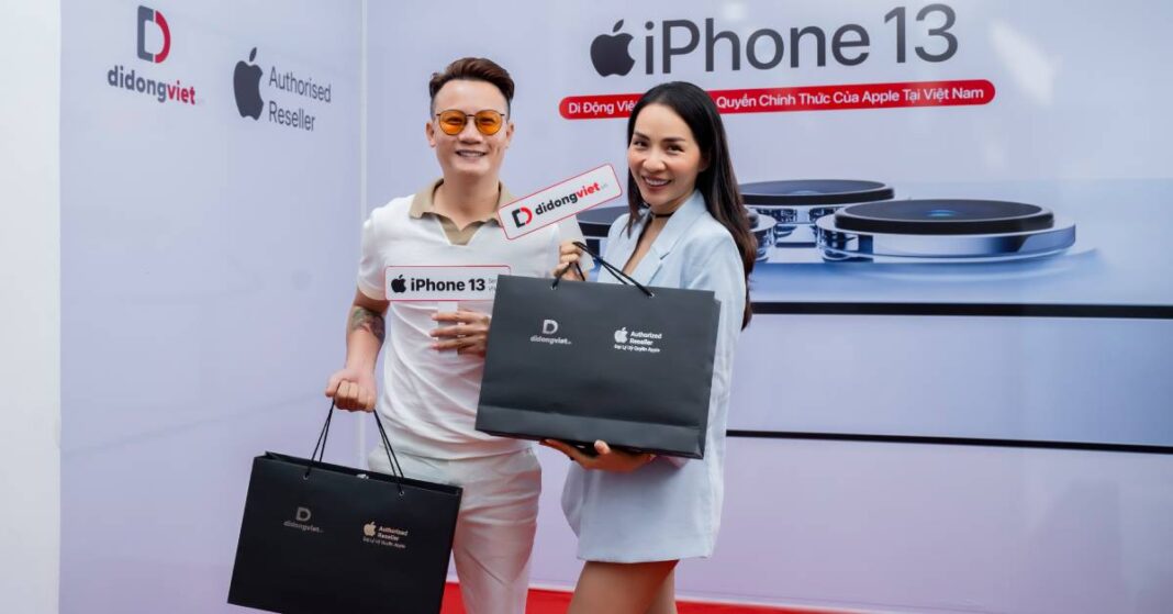 Ca sĩ Hoàng Bách cùng vợ tiếp tục lên đời iPhone 13 Pro Max tại Di Động Việt