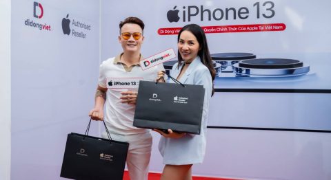 Ca sĩ Hoàng Bách cùng vợ tiếp tục lên đời iPhone 13 Pro Max tại Di Động Việt Ca sĩ Hoàng Bách cùng vợ tiếp tục lên đời iPhone 13 Pro Max tại Di Động Việt