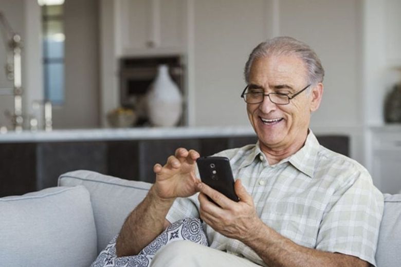 Top 6+ điện thoại cho người già giá rẻ, màn hình lớn, pin trâu nên mua nhất 1 Điện thoại cho người già