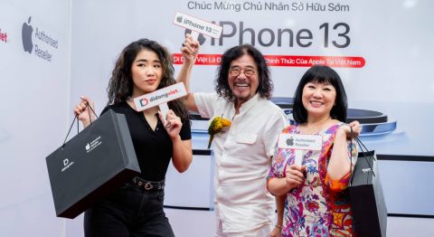 Mới đây nghệ sĩ Cẩm Vân cùng chồng là tay trống Khắc Triệu và cô con gái CeCe Trương xinh đẹp đã có một chuyến ghé thăm đến cửa hàng Di Động Việt để lên đời iPhone 13 Pro Max mới.