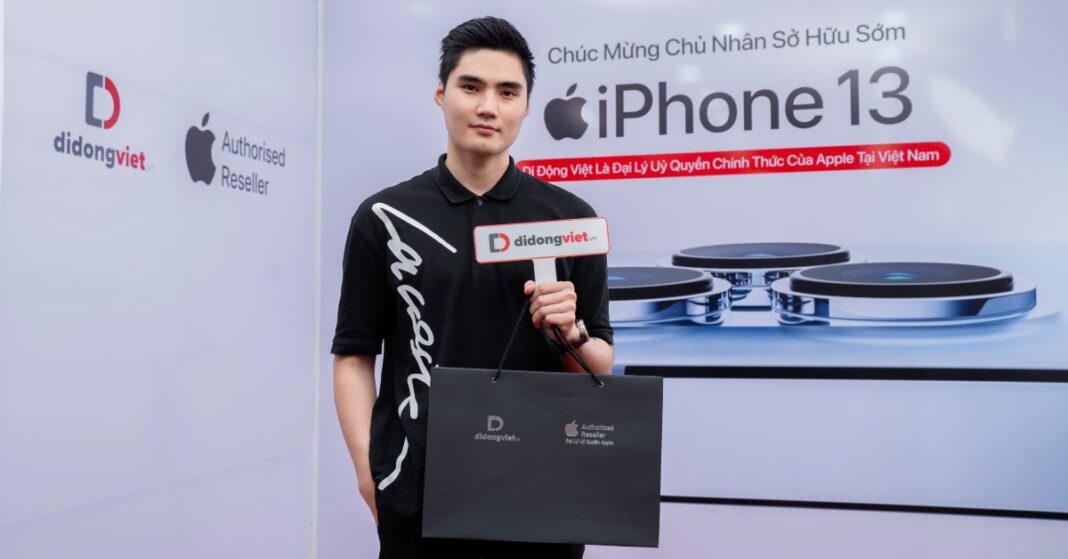 Siêu mẫu Quang Hùng vô cùng ưng ý khi trên tay iPhone 13 Pro Max tại Di Động Việt