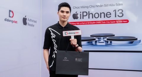 Siêu mẫu Quang Hùng vô cùng ưng ý khi trên tay iPhone 13 Pro Max tại Di Động Việt