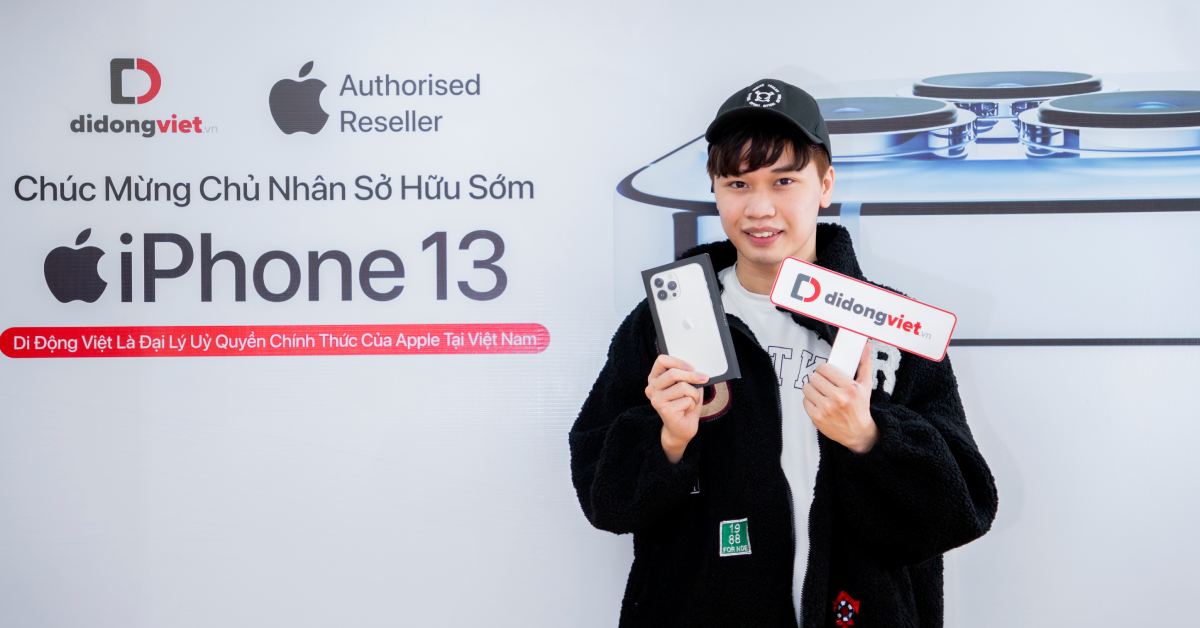 Tiktoker Jiro vô cùng hài lòng khi ghé cửa hàng Di Động Việt để sắm iPhone 13 Pro Max mới