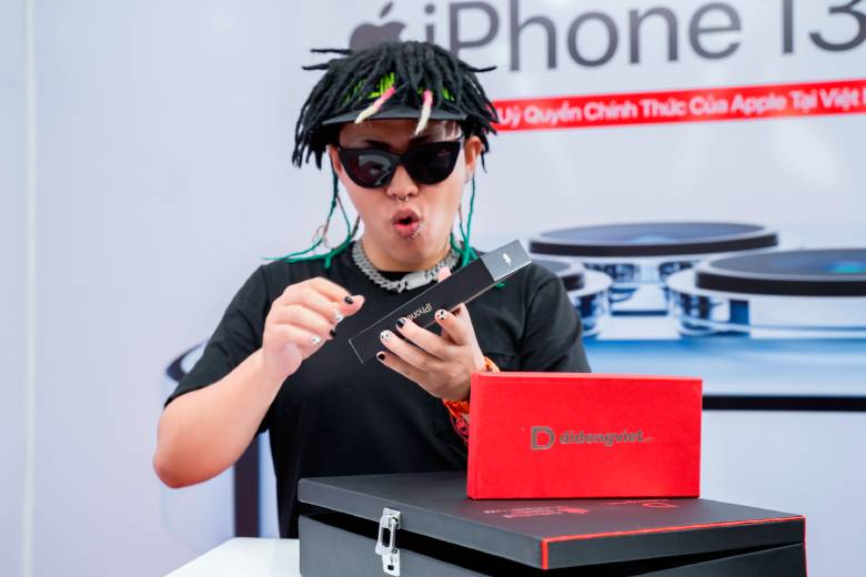 Rapper BaBy Gang sắm iPhone 13 Pro Max tại Di Động Việt