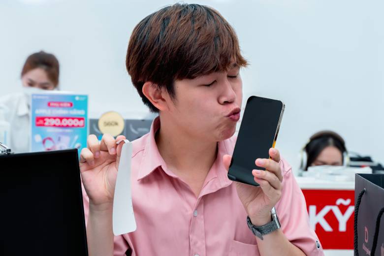 Tiktoker Cáo Nhỏ lên đời iPhone 13 Pro Max tại Di Động Việt