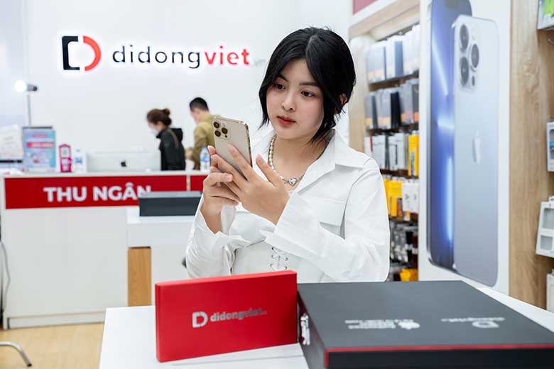 Tiktoker DuMi lên đời iPhone 13 Pro Max tại Di Động Việt