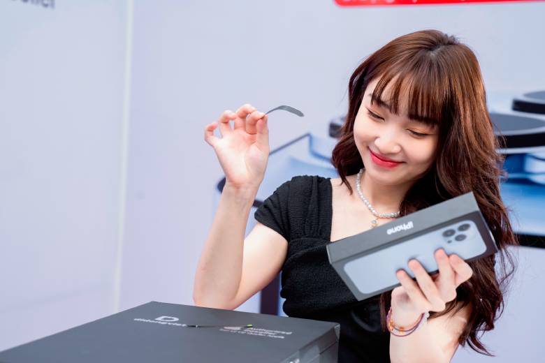 Nữ streamer xinh đẹp Hoa Nhật Huỳnh ghé Di Động Việt sắm iPhone 13 Pro Max