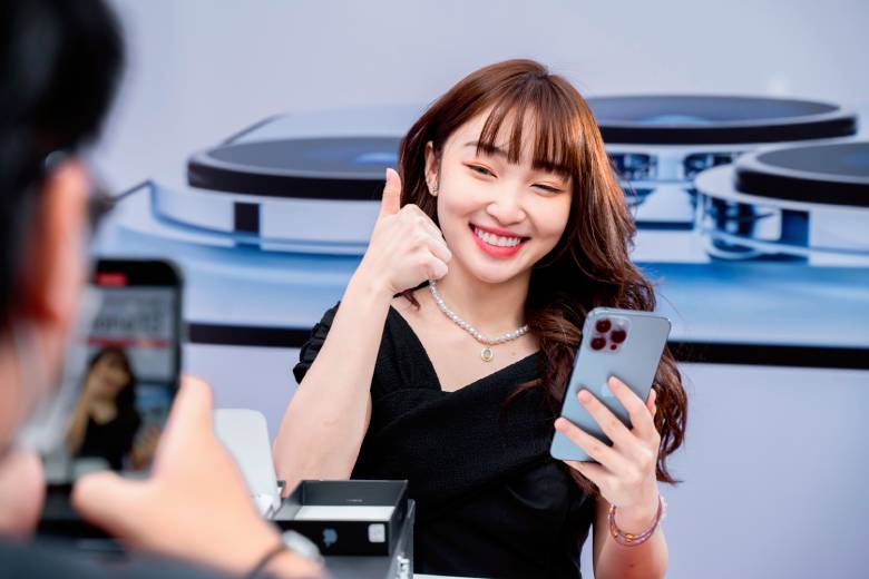 Nữ streamer xinh đẹp Hoa Nhật Huỳnh ghé Di Động Việt sắm iPhone 13 Pro Max