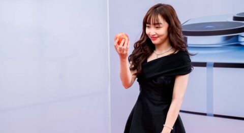 Nữ streamer xinh đẹp Hoa Nhật Huỳnh ghé Di Động Việt sắm iPhone 13 Pro Max
