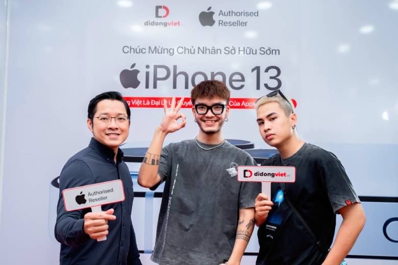Rapper Killic trải nghiệm lần đầu sắm iPhone 13 Pro Max ở cửa hàng Di Động Việt