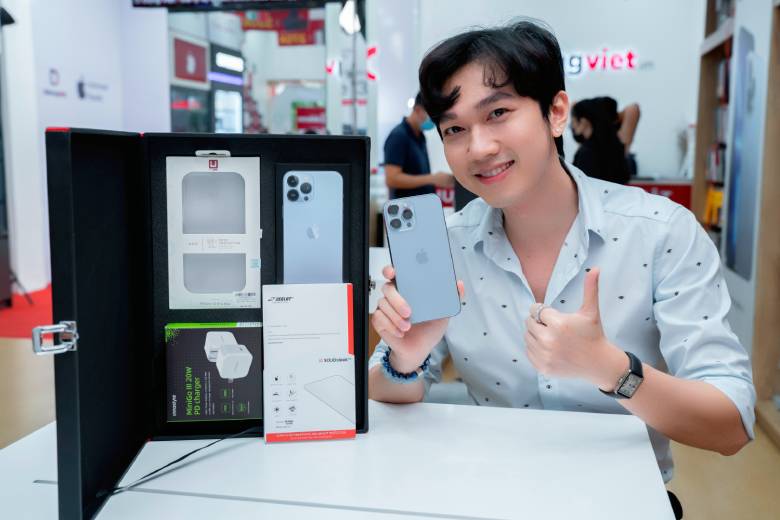 MC Minh Xù ghé Di Động Việt sắm iPhone 13 Pro Max