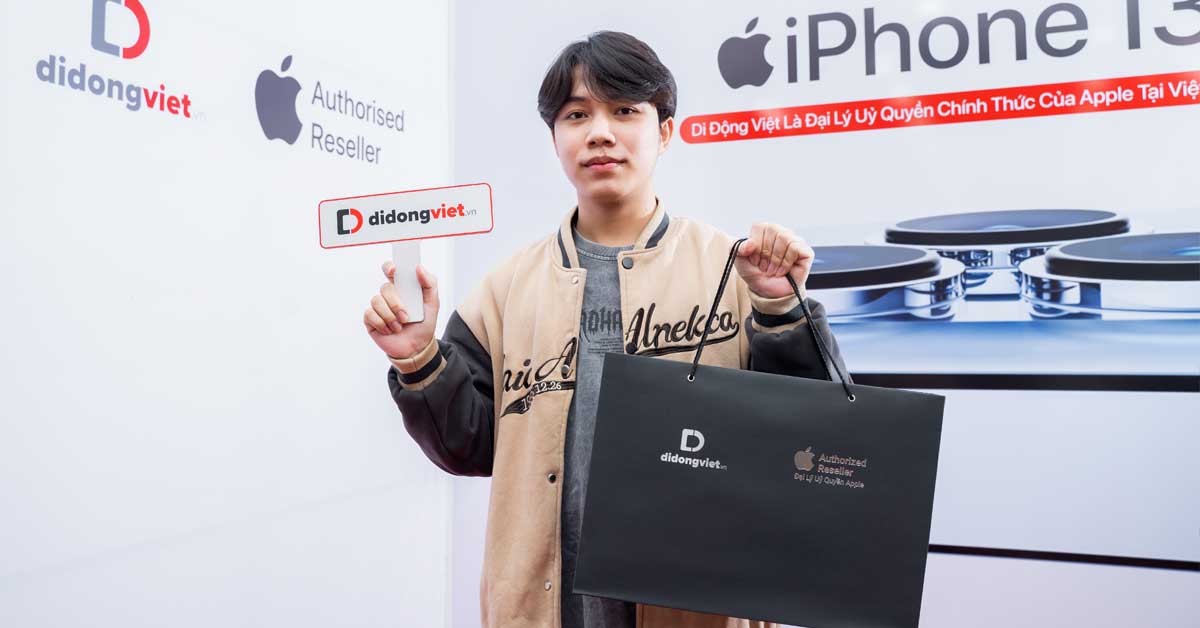 Tiktoker Phạm Thế Bằng "đập hộp" iPhone 13 Pro Max tại Di Động Việt