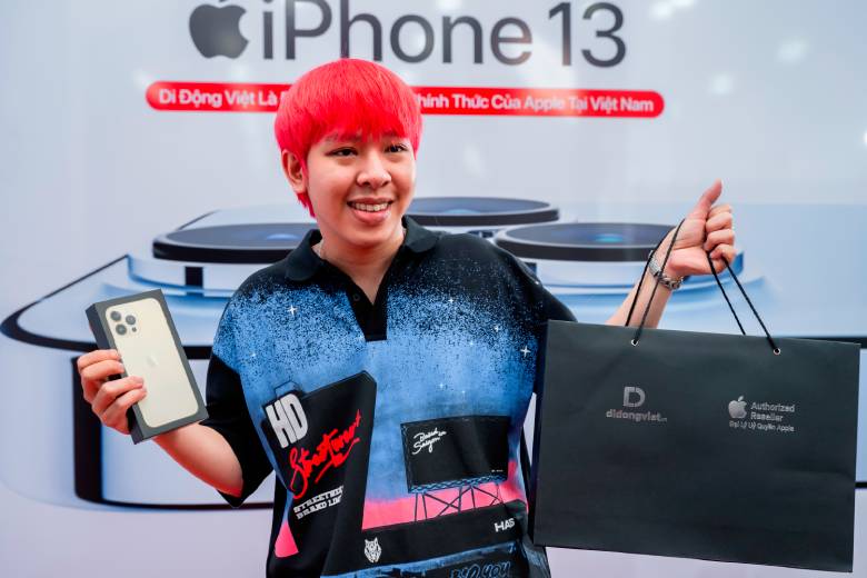 Rapper Phaos đến Di Động Việt sắm iPhone 13 Pro Max