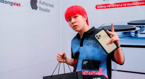 Rapper Phaos đến Di Động Việt sắm iPhone 13 Pro Max Rapper Phaos đến Di Động Việt sắm iPhone 13 Pro Max