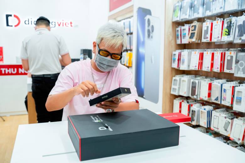 Rapper Pjpo hài lòng khi sắm iPhone 13 Pro Max ở cửa hàng Di Động Việt