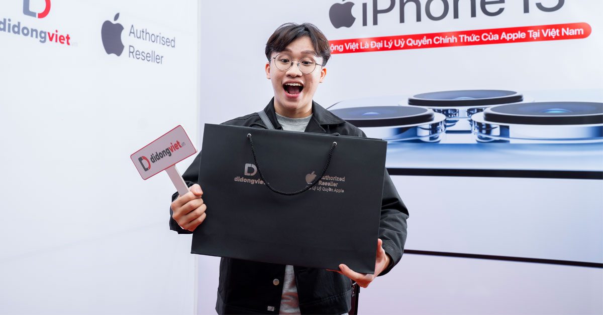 Tiktoker Simon Phan cực hài lòng khi trải nghiệm sắm iPhone 13 Pro Max tại Di Động Việt