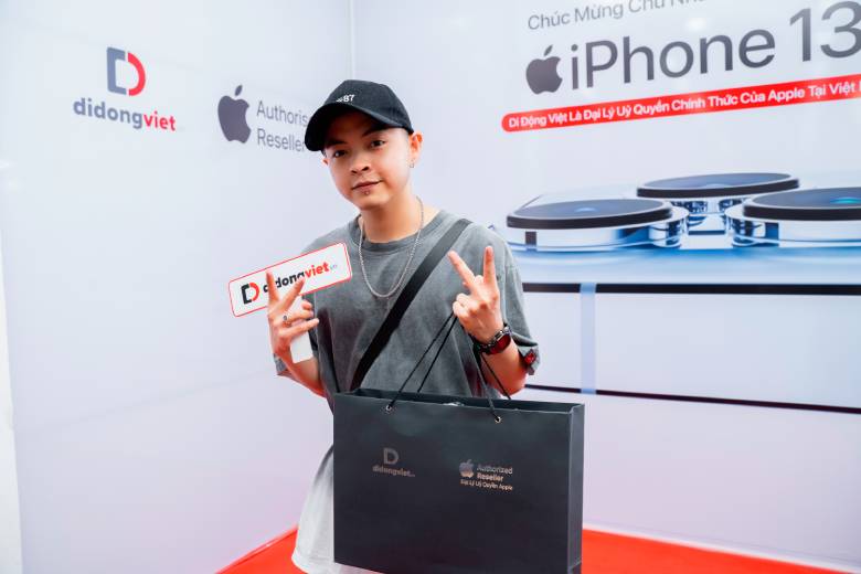 Rapper T.C sắm iPhone 13 Pro Max tại Di Động Việt