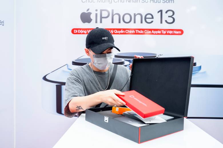Rapper T.C sắm iPhone 13 Pro Max tại Di Động Việt