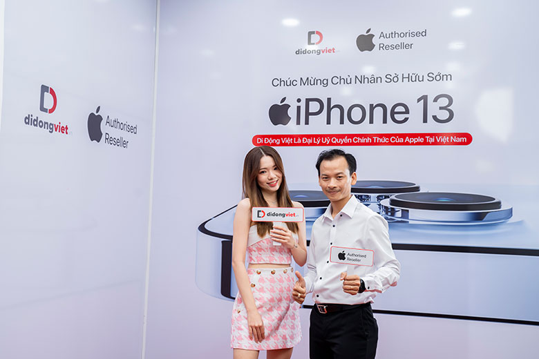 Nữ tiếp viên hàng không hot nhất Tiktok: Trương Nhã Dinh sắm iPhone 13 Pro Max tại Di Động Việt
