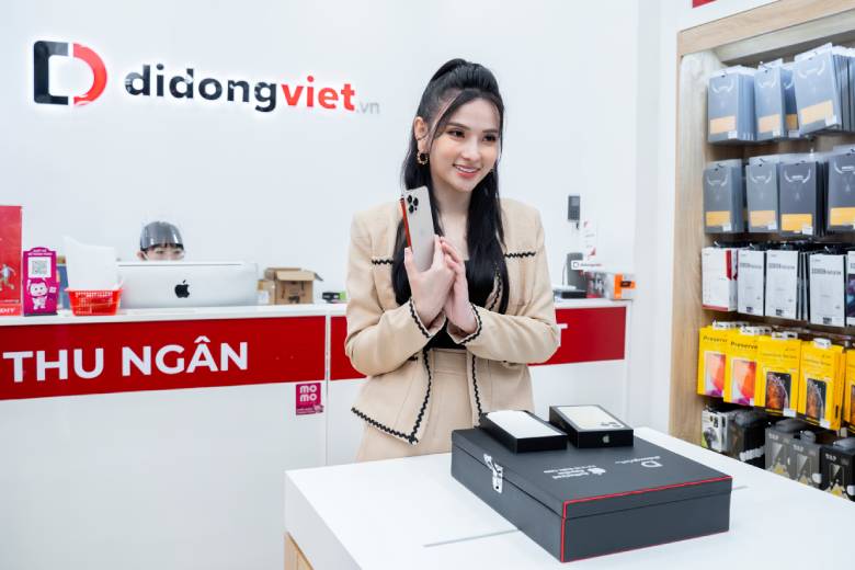 Vợ chồng ca sĩ Thu Thủy tiếp tục sắm iPhone 13 Pro Max tại Di Động Việt 3 Vợ chồng ca sĩ Thu Thủy tiếp tục sắm iPhone 13 Pro Max tại Di Động Việt
