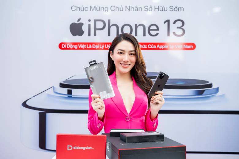Siêu mẫu Lê Hà lên đời "dế yêu" iPhone 13 Pro Max tại Di Động Việt