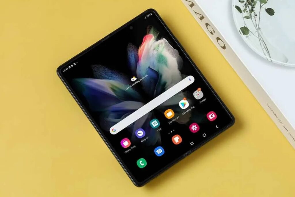 So sánh Samsung Galaxy Z Fold3 và Vivo X Fold: Nên mua máy nào? 23 Samsung Galaxy Z Fold3 có pin 4.400mAh, hỗ trợ sạc nhanh 25W và sạc không dây tiện lợi.