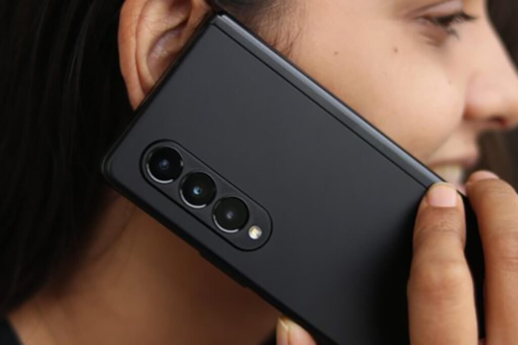 So sánh Samsung Galaxy Z Fold3 và Vivo X Fold: Nên mua máy nào? 19 Samsung Galaxy Z Fold3 sở hữu camera ẩn dưới màn hình, kết hợp cụm 3 camera 12MP đáp ứng tốt nhu cầu chụp ảnh cơ bản.