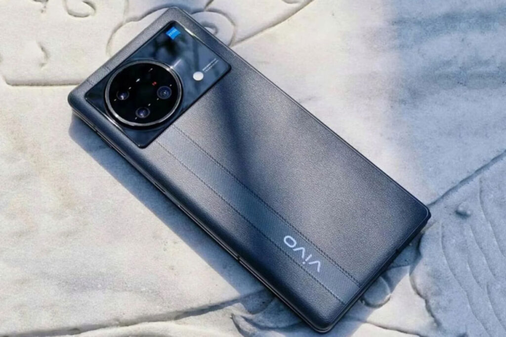 So sánh Samsung Galaxy Z Fold3 và Vivo X Fold: Nên mua máy nào? 20 Vivo X Fold vượt trội hơn với hệ thống 4 camera 50MP, 48MP và 2 camera tele, cho khả năng chụp ảnh đa dạng hơn.