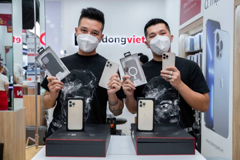 Cặp đôi Stylish Quân Nguyễn & Pu Lê chọn trade-in lên đời iPhone 13 Pro Max tại Di Động Việt