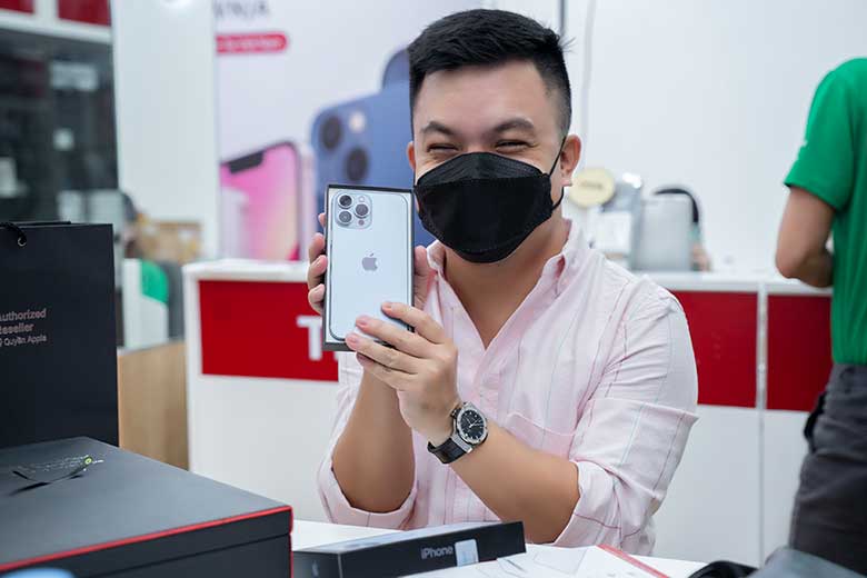 Anh Nguyên rất hài lòng khi mua sắm iPhone 13 Pro Max tại Di Động Việt