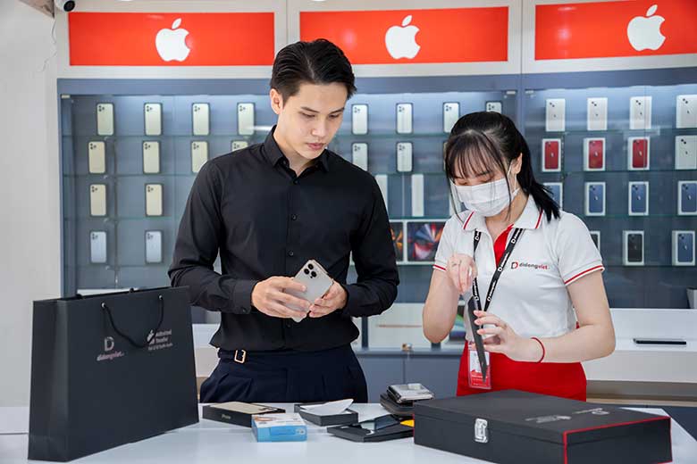 Người mẫu Trần Duy Anh tiếp tục lên đời iPhone 13 Pro Max tại Di ...