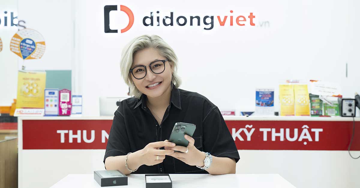 Nữ ca sĩ Vicky Nhung lên đời iPhone 13 Pro Max màu mới tại Di Động Việt