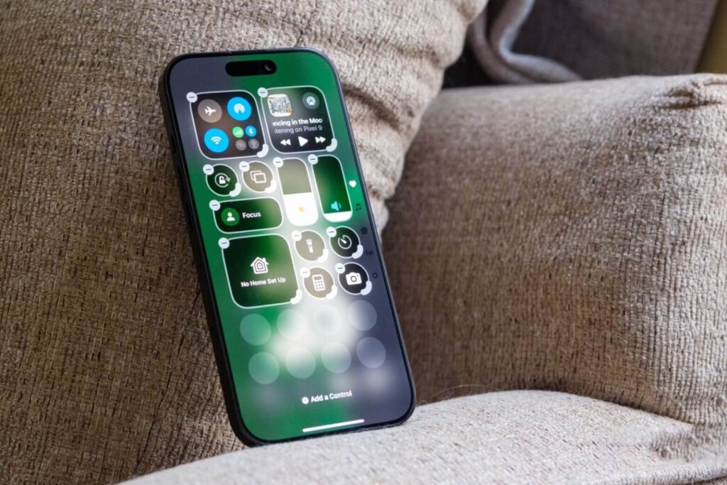 iPhone Lock là gì? Sự thật về rủi ro cắt vỏ độ khay SIM và chi phí ẩn 12 iPhone Lock giá rẻ tưởng hời nhưng thực chất là “cái bẫy” chi phí ẩn và rủi ro hỏng hóc nghiêm trọng.