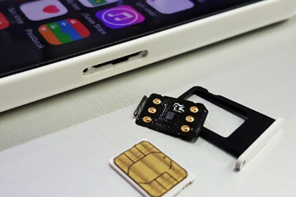 iPhone Lock là gì? Sự thật về rủi ro cắt vỏ độ khay SIM và chi phí ẩn 21 SIM ghép khiến iPhone Lock hao pin nhanh, sóng chập chờn và dễ mất kết nối.