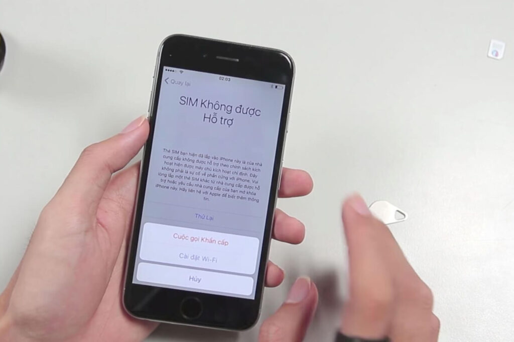 iPhone Lock là gì? Sự thật về rủi ro cắt vỏ độ khay SIM và chi phí ẩn 16 iPhone Lock dễ mất sóng, văng kích hoạt bất ngờ, gây gián đoạn liên lạc và công việc.